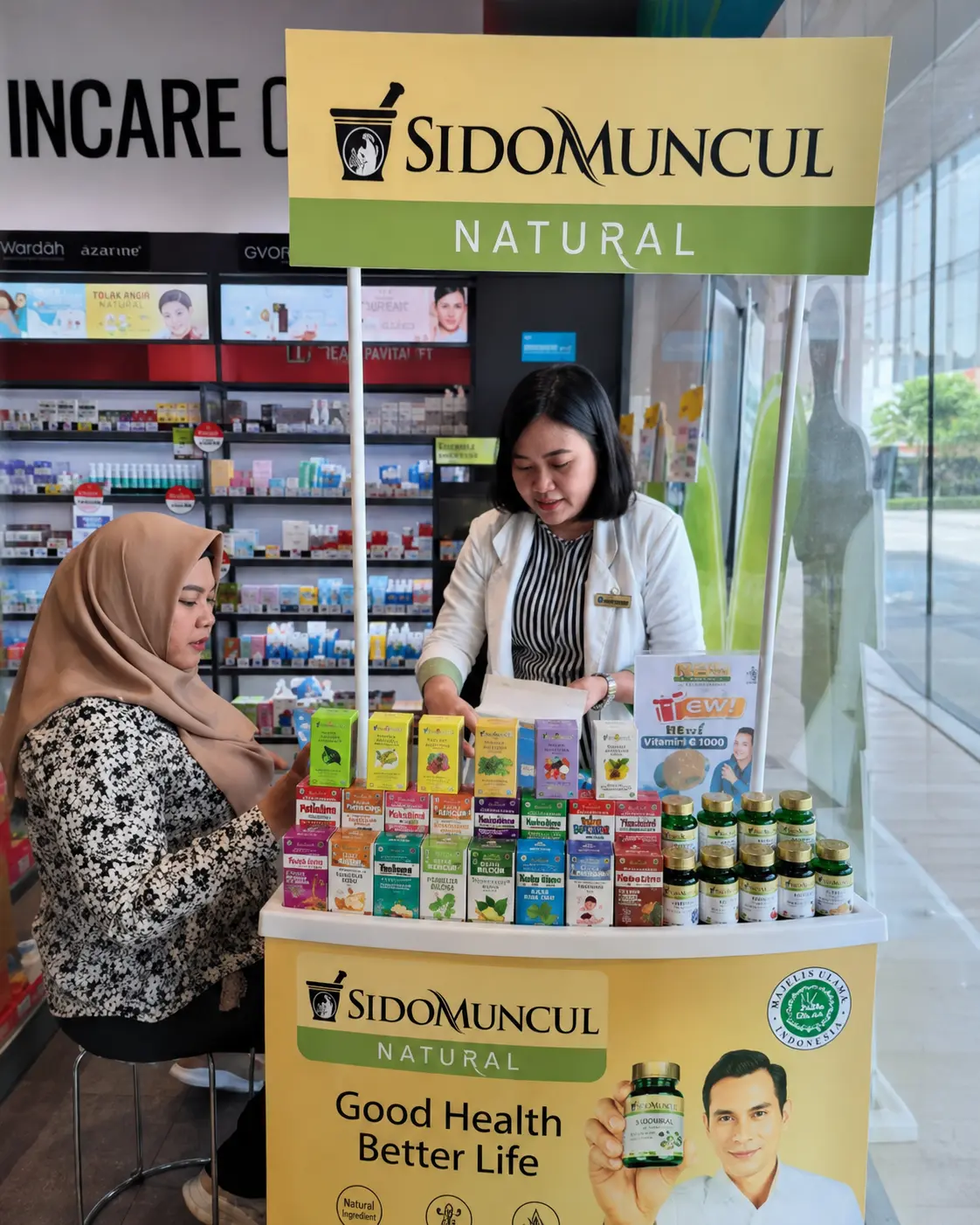 SPG MKB melayani konsumen pada aktivitas Sido Muncul
